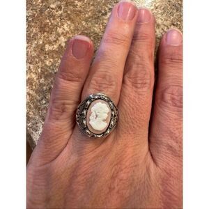 Woman’s cameo ring size 6 with jewelry storage bag
